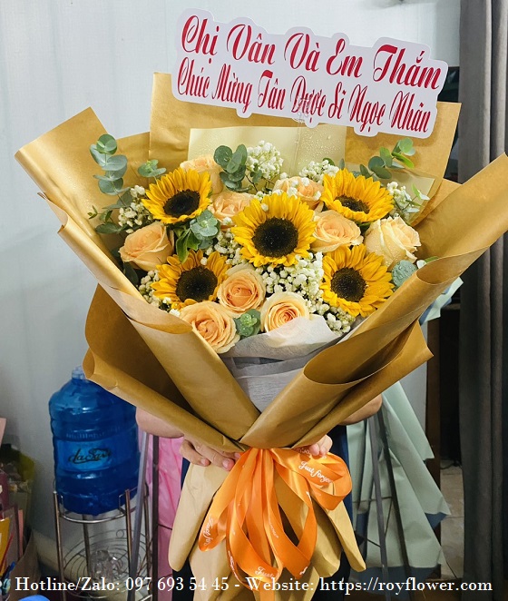 Miễn phí giao hoa giá rẻ Hà Nội - Mẫu hoa RFHN1127 - Chúc Mừng Dược Sĩ Tương Lai